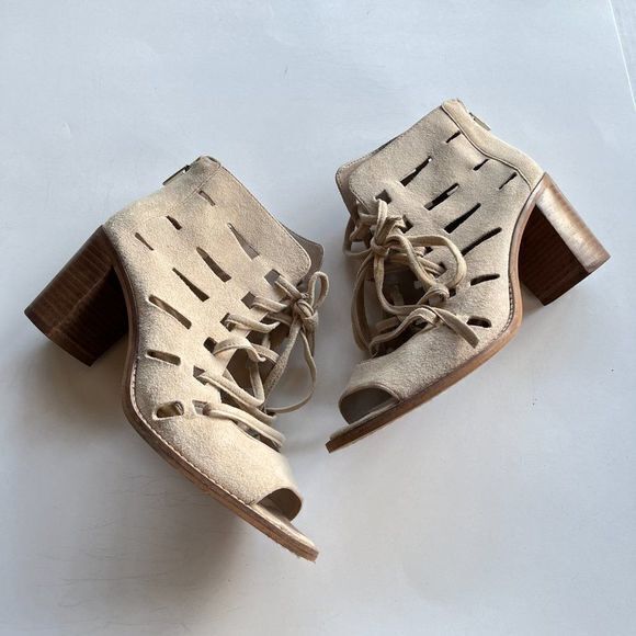Vince Camuto Tressa‎ Natural Beige Perforated Sandal Chunky Heel Size 7M … - Picture 2 of 8